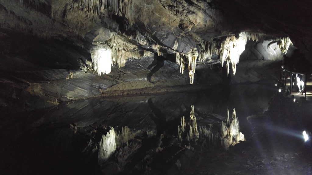 נטיפים משתקפים במים במערת הנטיפים Grottes de Han